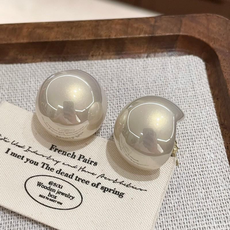 Elegant Minimalist Pearl Stud Earrings for Women - 2025 Autumn/Winter: Simple, Versatile Jewelry