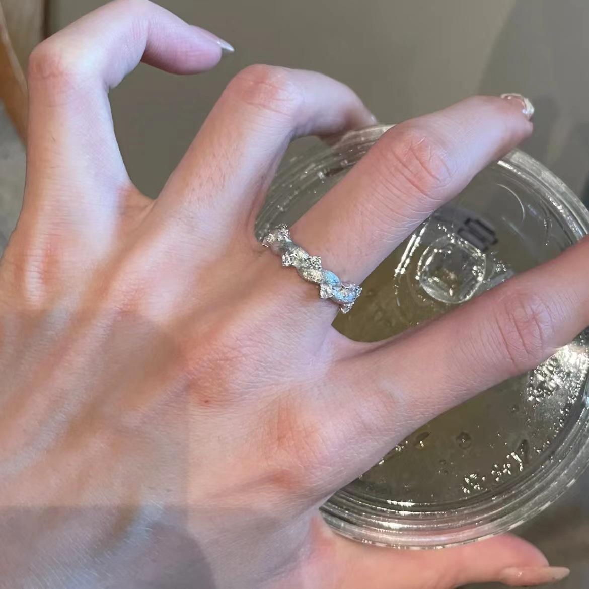 

Кольцо «Мистический дождь 2024» из французского люксового циркония в виде лозы: Матовый, Универсальный и Элегантный для Женщин Adjustable Opening