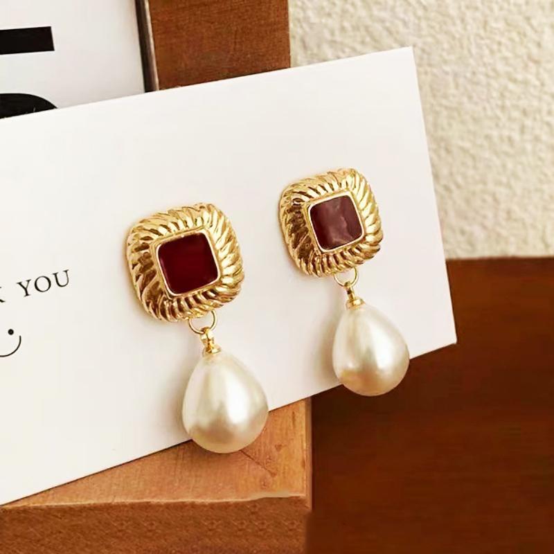 

2025 Retro Water Drop Pearl Pendants Women s Hanging Earrings Wine Red Enamel Square Top Elegant Dangle Earrings for Female