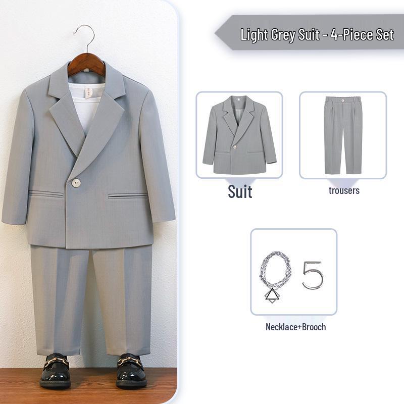 Chlapecký pohledný formální narozeninový oblek a sako v britském stylu pro fotografování a pro družbu