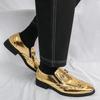 Stivali da battaglia dorati, lucidi e a punta, con rivetti, un successo popolare online, un uomo che indossa mocassini, parrucchiere, scarpe casual in pelle