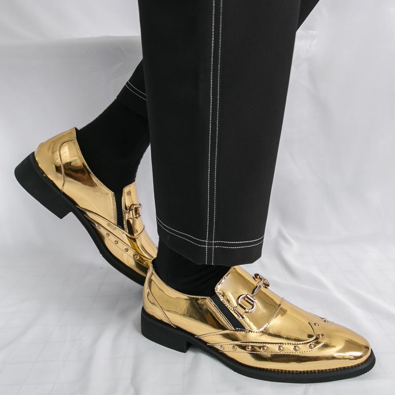Stivali da battaglia dorati, lucidi e a punta, con rivetti, un successo popolare online, un uomo che indossa mocassini, parrucchiere, scarpe casual in pelle