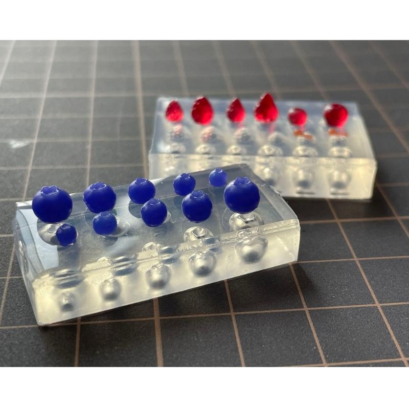 Fruchtförmige Form Praktische Erdbeer- und Kirsch-/Blaubeer-Leckereienform Tragbare Silikonform Schmuckherstellungswerkzeug