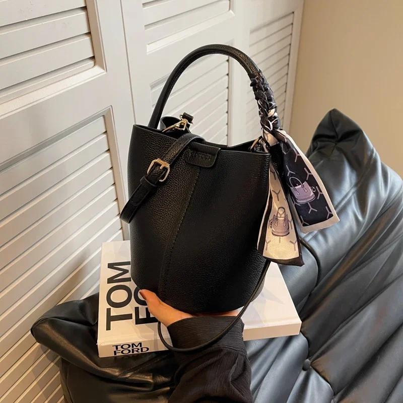 

Solid Color Inner Compartment Bucket Shaped Sewing Thread Shoulder Bag 2024 Best-Selling High-Quality Commuting Crossbody Bag чёрный