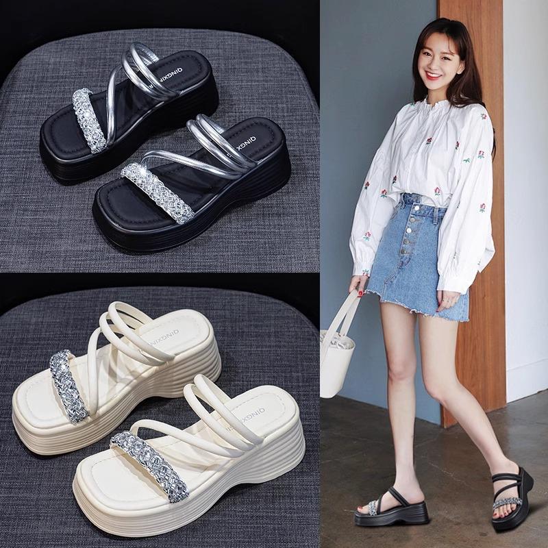 Kleine, dicksohlige, coole Hausschuhe Damen 2025 Sommer neu zwei Tragevarianten Höhenzunahme Feenwind Strandbekleidung Damen kühl