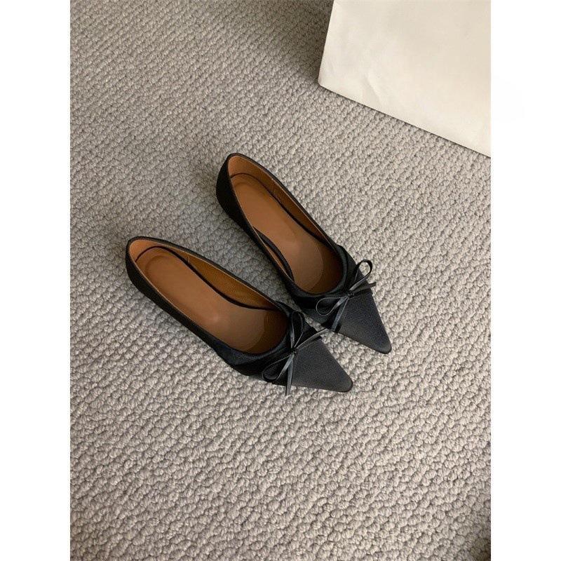 Französische süße Satin-Schleife spitze Zehen flacher Ausschnitt Einzelne Schuhe im Herbst 2024 neues Temperament Innenhöhenerhöhung kleine Lederschuhe