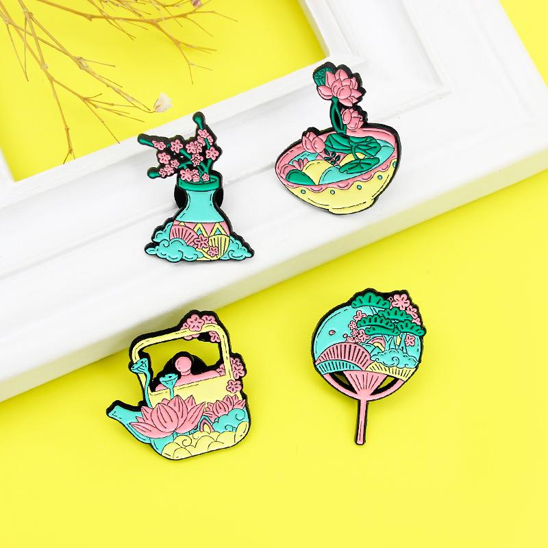 Elegant Lotus Brooch: Kettle-Shaped with Flower and Seed Pod Design for Tea Ceremony and Floral Arrangement.
