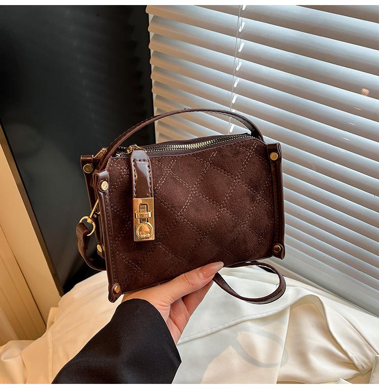 

Premium diamond portable small bag women s 2025 new retro suede lunch box bag foreign style shoulder messenger bag кофейный