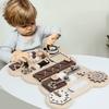 Lernspielzeug - Aktivitätstafel GINGER HOME - Montessori-Bär - Zahnräder und Uhr - 30x39 cm