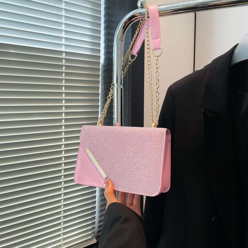 

Женская простая цепочная сумка-мессенджер через плечо 2025 зима новый нишевый дизайн универсальная маленькая квадратная сумка в стиле ins корейская версия розовый