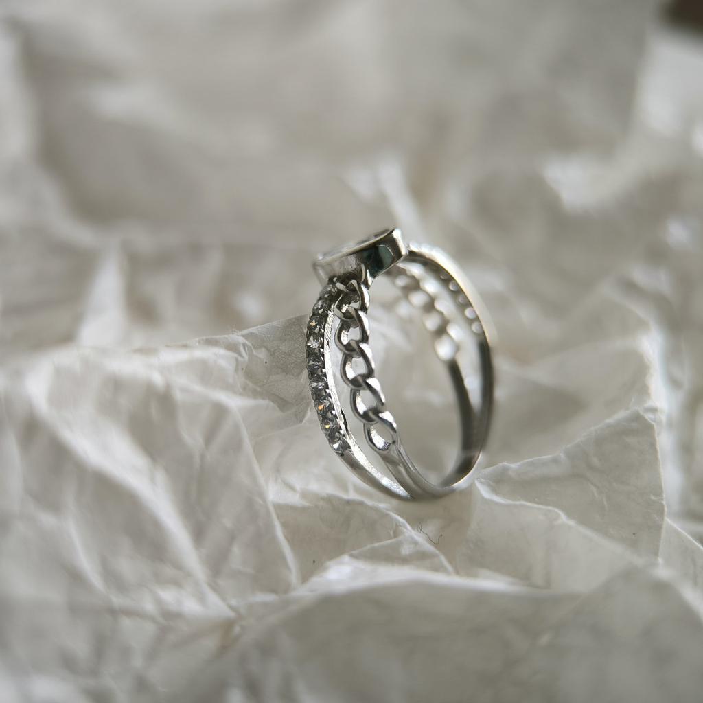 Серебряное кольцо с фианитами, вес изделия 1,49 гр (2209584)
