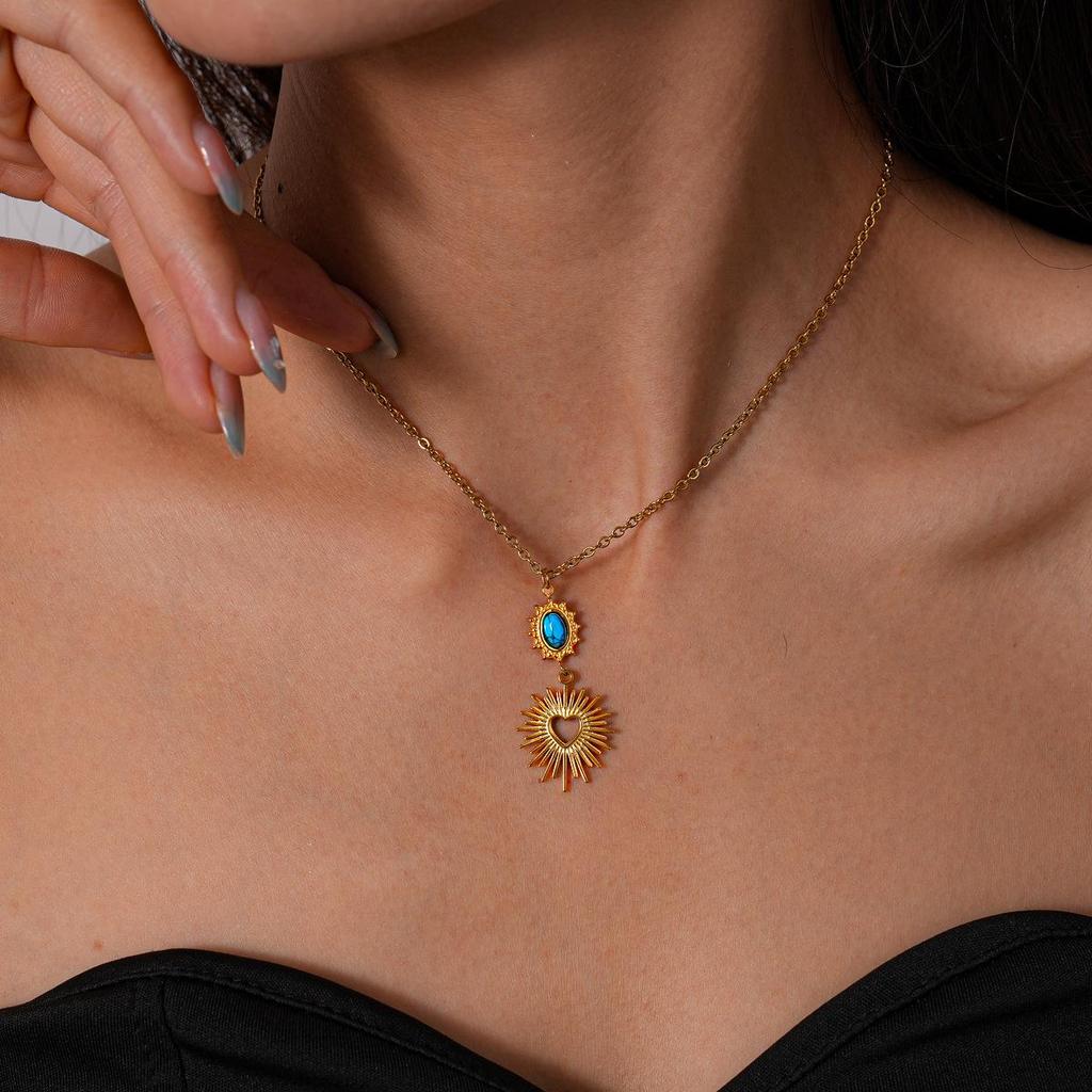 European-American Luxury Stainless Steel Sunflower Heart Necklace - Fashionable Titanium Choker for a Sophisticated Look