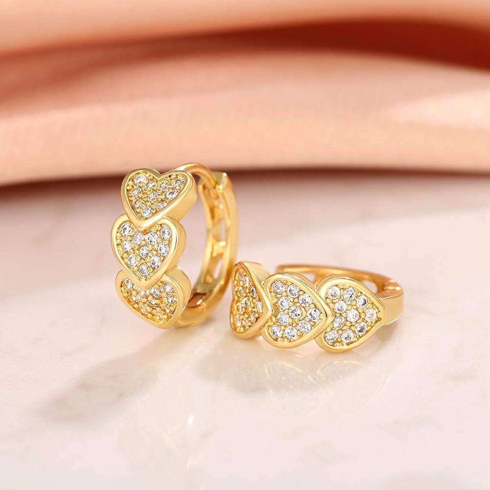 Huitan Goldfarbene Herz-Creolen Vollständig mit funkelnden CZ gepflastert Zarte Exquisite Damen-Ohrringe Braut Hochzeit Liebes-Schmuck