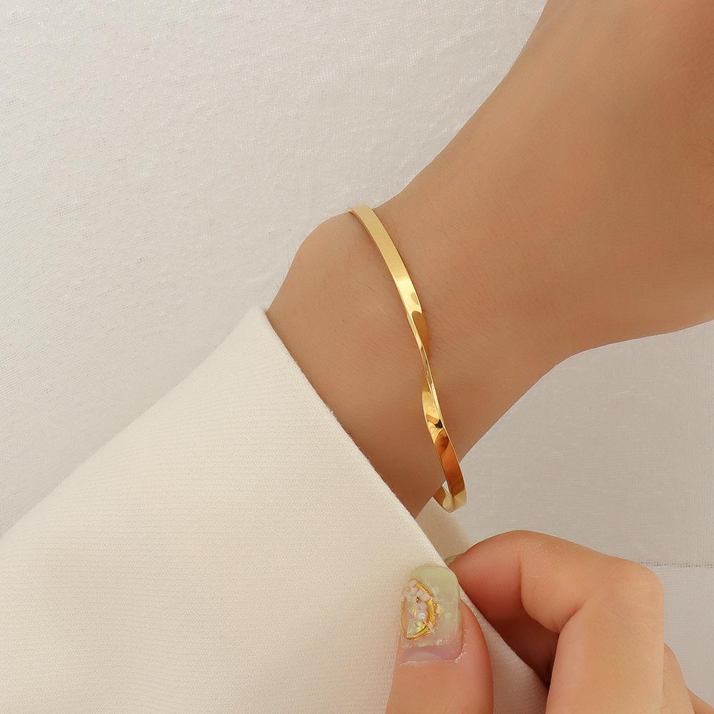 Brand French INS Style Twisted Heart Design Bracelet, 18K Gold-Plated Titanium Steel, Personalized and Versatile.