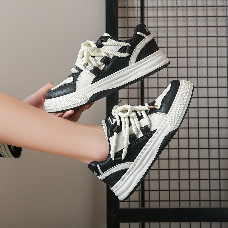 Internet celebrities ins board shoes women 2025 spring new popular student Hong Kong style board shoes leisure sports street shooting white shoes tide