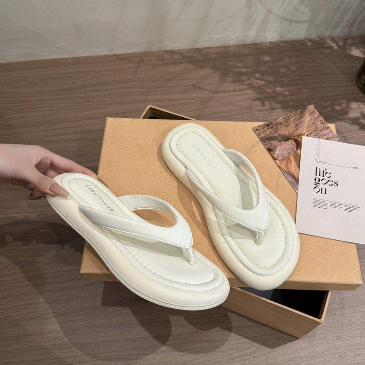 

Thick-soled flip-flops shoes women s shoes wear 2025 new summer soft-soled shit-stepping sandals beach sandals 40
