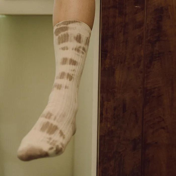 Plants tie-dye socks in brown_Plant-dyed socks brown