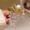 Broches de Flores de Strass de Luxo com Pérolas Artificiais para Mulheres Broche Brilhante de Zircônia com Laço Pin Acessórios para Lenço Casaco Terno Joias