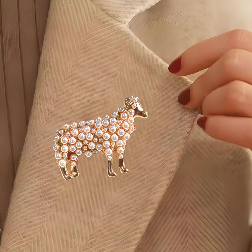 Szykowna Retro Broszka z Owcą, Perłami i Lodami - Uroczy Zwierzęcy Pin