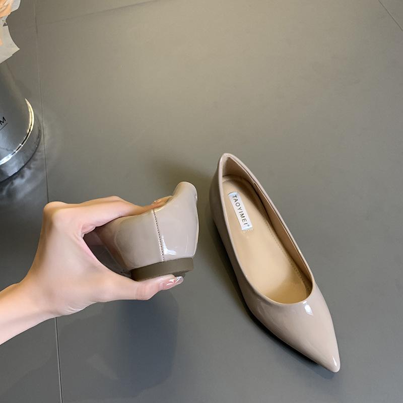 Pointed Flat Shoes Women's 2025 New Spring and Autumn French Black Inner Height Increase Shallow Mouth Shoes Versatile Commuter Shoes