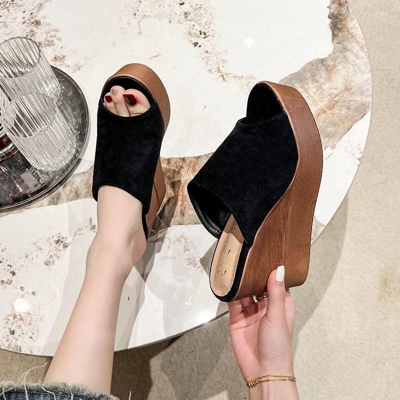 

Thick-bottomed wedge slippers women s 2025 summer new fashion outer wear small height-increasing suede high-heeled sandals 34