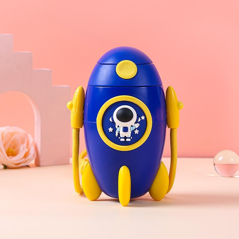 Детская чашка-ракета, космическая чашка, портативная, с плечевым ремнем, спортивная чашка для воды, милая чашка-ракета с соломинкой 500ml синий