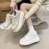 Leder polierte Plateau Internet-Berühmtheit weiße Schuhe Damen 2025 Herbst neue erhöhende leichte Board-Schuhe lässige Sport-Damen-Schuhe Tide