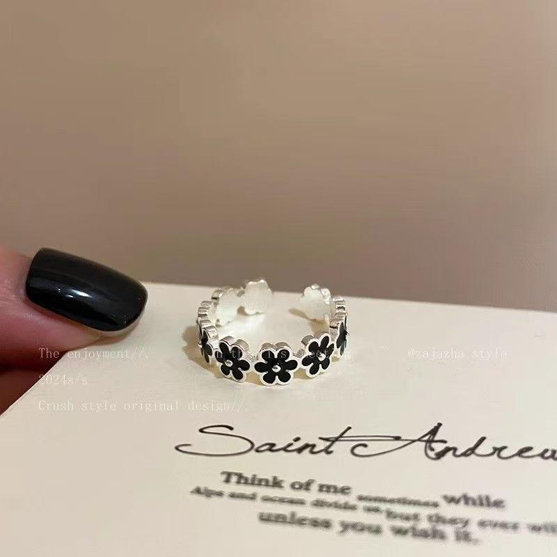 Black Glazed Vintage Floral Open Ring for Women – Elegant Statement Piece