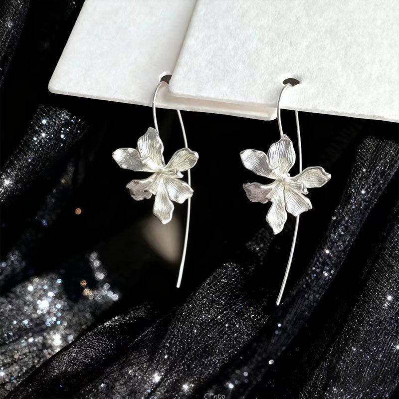 Light Luxury Three-Dimensional Iris Flower Earrings Women'S Simple Cold Wind Exquisite Elegant Ear Hook Cold Artistic Sense Creative Earrings
