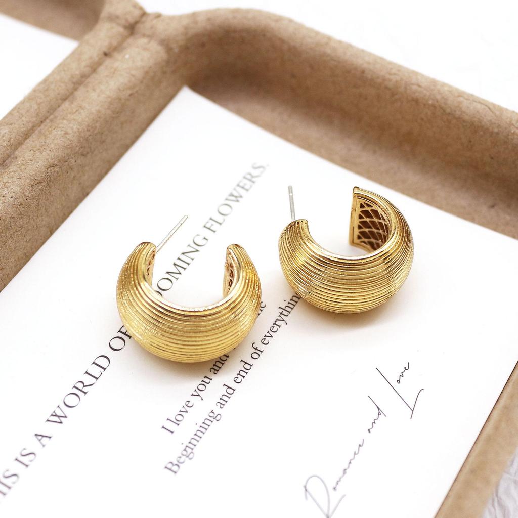Textured Embossed Earrings: French Retro Luxury Studs - Niche European and American Fashion Accessory