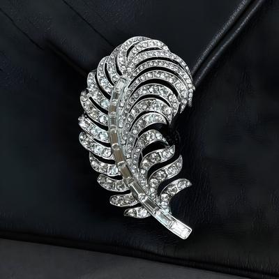 Spilla con piume per l'industria pesante, spilla di cristallo elegante e di lusso da donna, spilla con design di nicchia, accessori per abiti