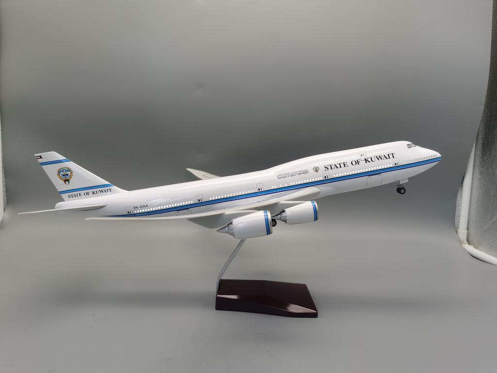 47CM Diecast Resin Plane Model 1/150 Scale Airplane 747 B747 State of Kuwait Airline Model LED Light & Wheel Landing Gear Decor