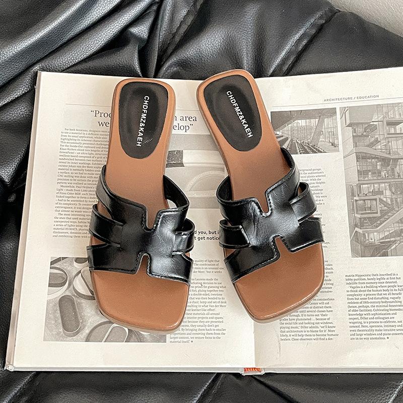 French retro temperament flat bottom one-word open-toe slippers women's 2025 spring and summer new versatile casual cool slippers