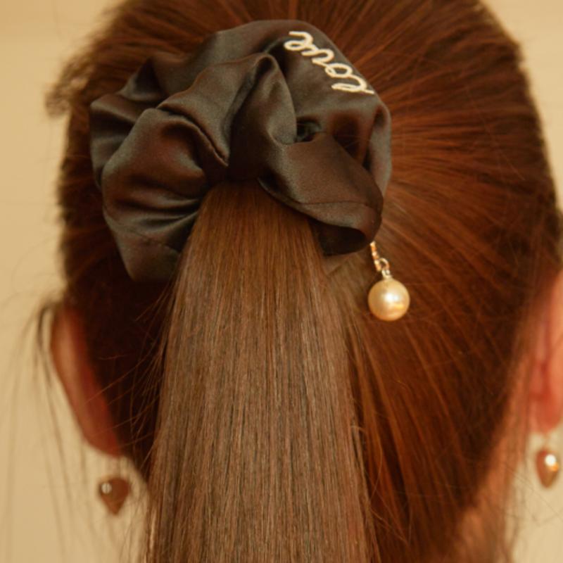 L’OMBRILLANT Love Pearl Charm Scrunchie