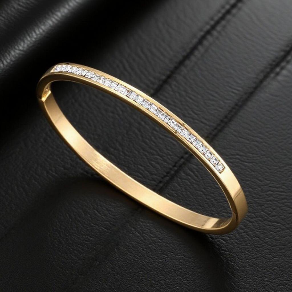 Exquisite Titanium Steel Bracelet for Girls: Star-Inlaid, Fade-Resistant, Diamond-Studded, Generously Stylish