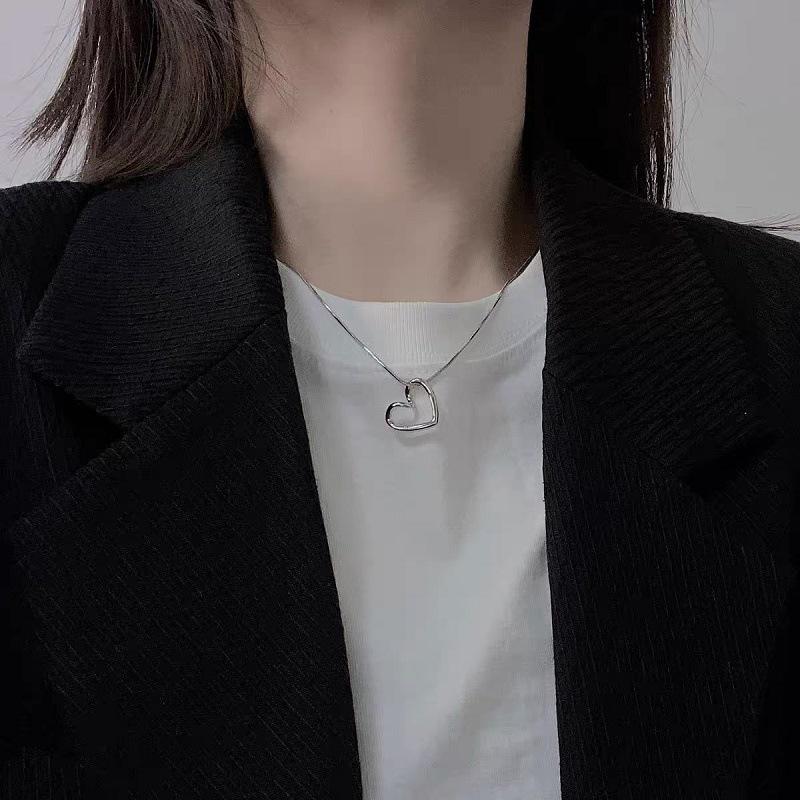 Hollow Love Necklace: Cold Style Sweater Chain with Light Luxury Niche Design, Simple Snake Bone Clavicle Chain for Women