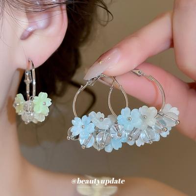 Kleine frische blau-weiße Farbverlauf-Blumenohrringe Nischen-Design-Ohrringe Leichter Luxus Urlaubs-Stil Sanfte süße Ohrringe Damen