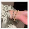 Geometrisches gebürstetes Armband im europäischen Palaststil mit Zirkonia: Retro, Leichter Luxus Hand Schmuck