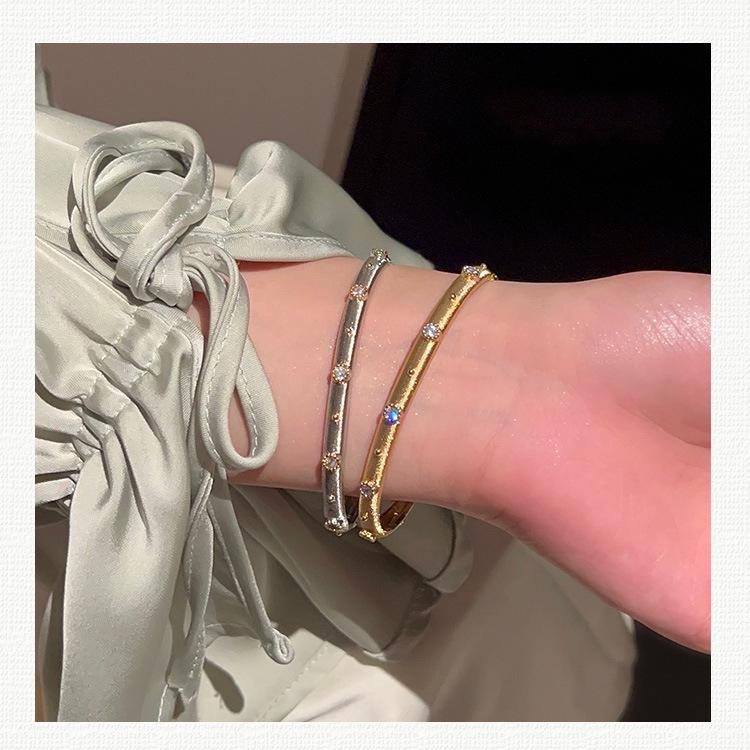 Geometrisches gebürstetes Armband im europäischen Palaststil mit Zirkonia: Retro, Leichter Luxus Hand Schmuck