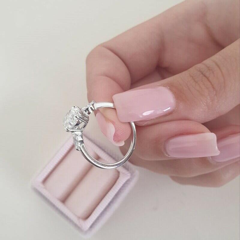 Huitan Elegant Oval Cubic Zirconia Crystal Rings for Women Stylish Female Accessories Party Finger Ring Luxury Jewelry