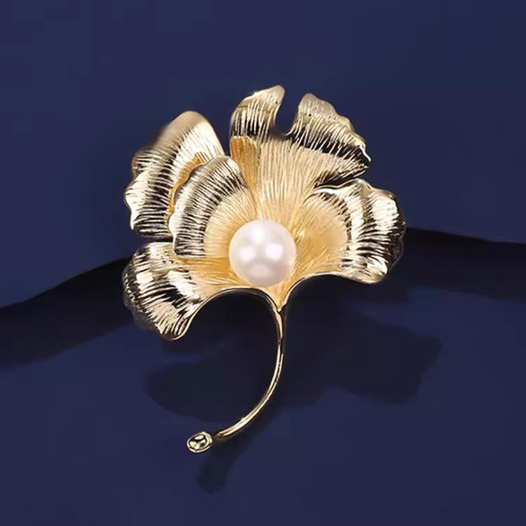 Broșă Retro Mugur de Caise, Corsaj Exquis cu Frunză de Ginkgo Biloba și Perlă pentru Femei de Înaltă Calitate, Pin cu Design Nișat, Costum și Accesorii