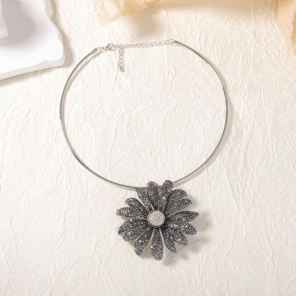 European and American fashion personality retro alloy full diamond exquisite heavy industry large flower pendant collar evening banquet model