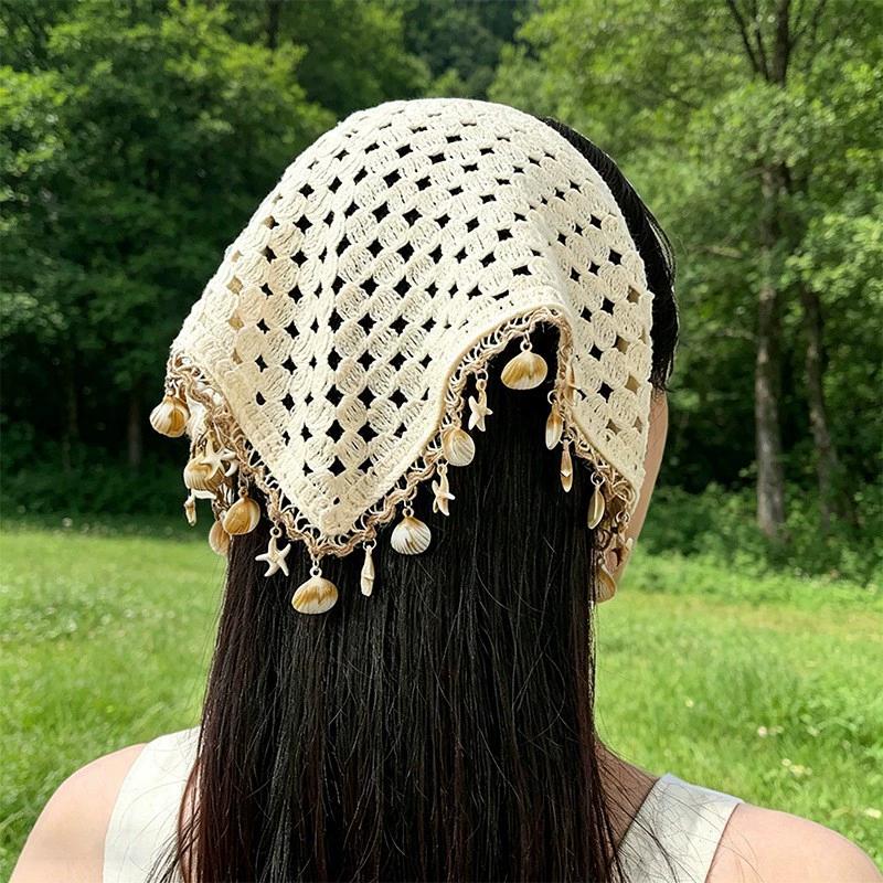 Handgehäkeltes Hohl-Dreieck-Bandana mit Muschelquasten, Boho-Stil, Kopftuch für Damen, Strandurlaub, Sonnenschutz-Dekoration