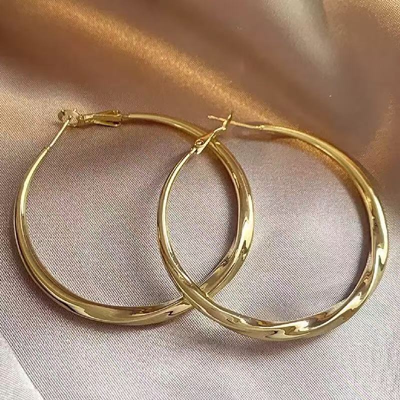 

A pair of golden earrings, fashionable Zircon, are worn by women in daily life. Large earrings make the party elegant and roman