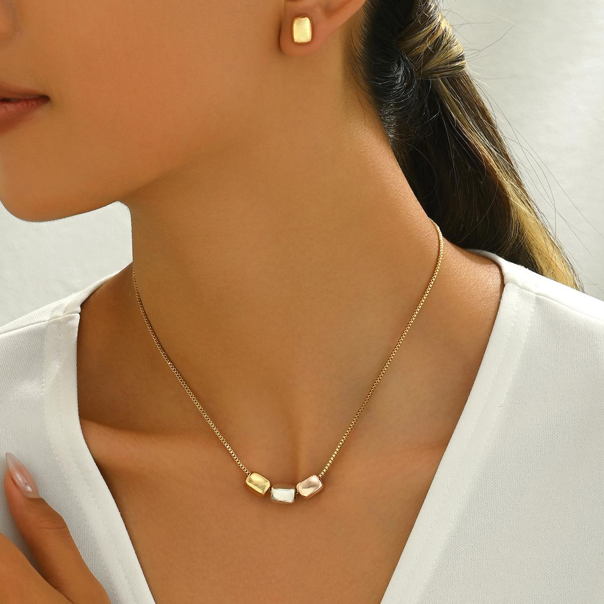 

Геометрический легкий роскошный комплект ожерелий для женщин, индивидуальный круглый 18-каратный гальванический дизайн, серьги-гвоздики, универсальный комплект