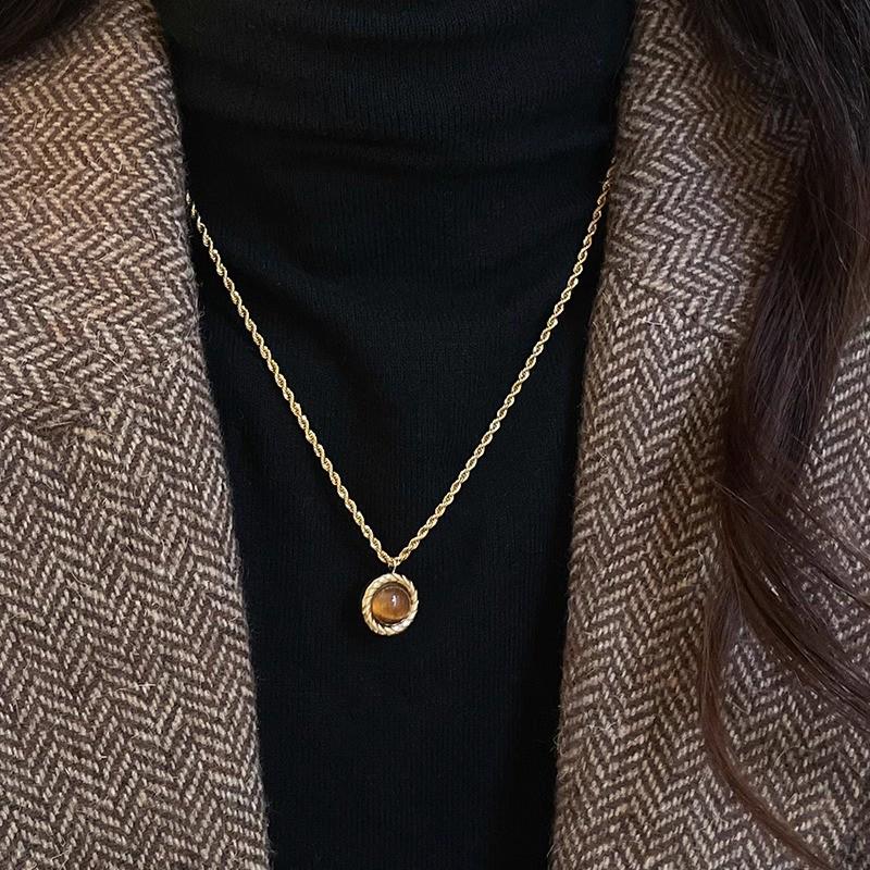 Retro Tiger Eye Stone Necklace - Versatile Maillard Style for Autumn & Winter Sweaters, High-End Luxury Accessory.
