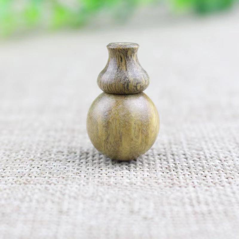 Armband aus grübem Ebenholz und rotem Sandelholz mit Buddha-Kopf, Kürbisanhänger und Vajra Bodhi-Accessoires.