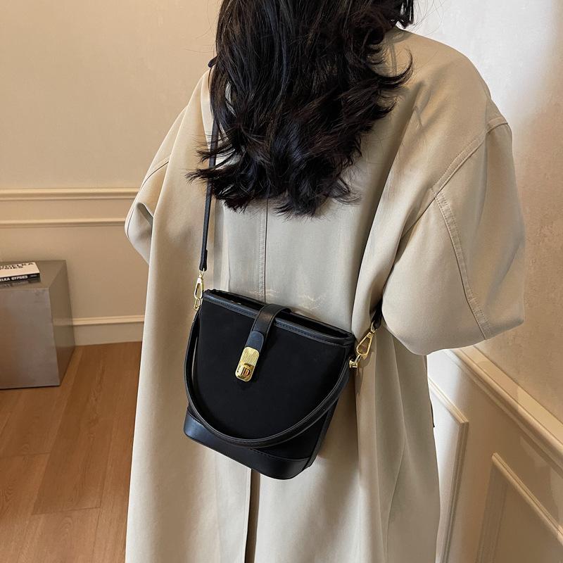 Simple women's shoulder large-capacity bag women's 2025 popular new trendy fashion solid color versatile shoulder bucket bag