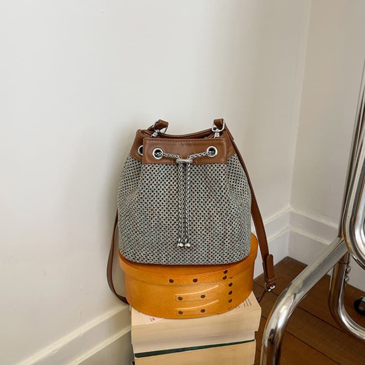 Summer straw splicing leather chain drawstring mini bucket bag