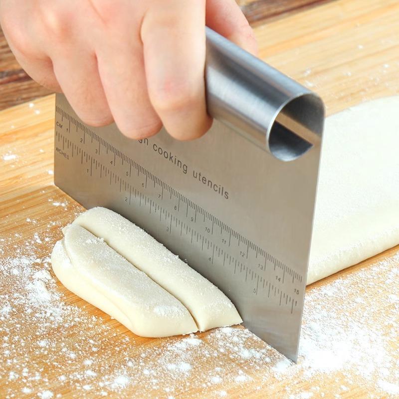 Durable Stainless Steel Dough Pastry Scraper Pizza Cutter Chopper with Measuring Scale for Bread Pastry Pizza Preparation